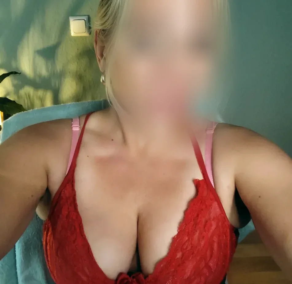 Amira, 37