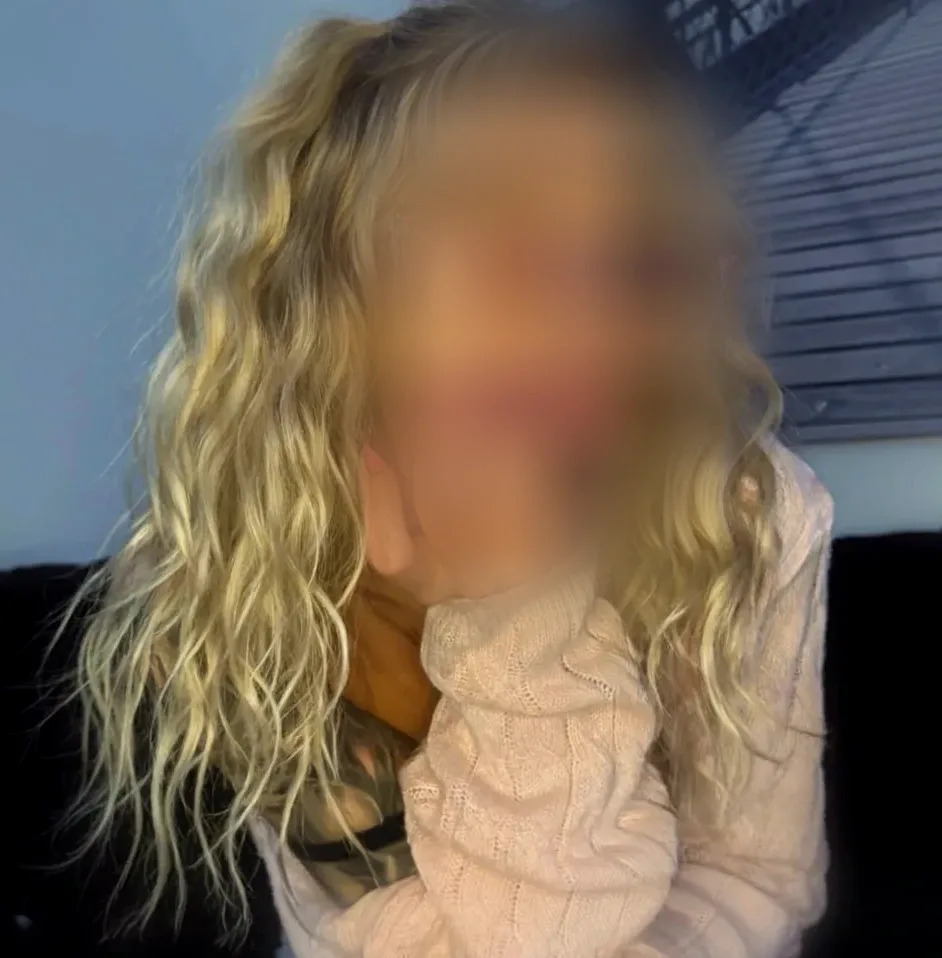 Sabrina, 23